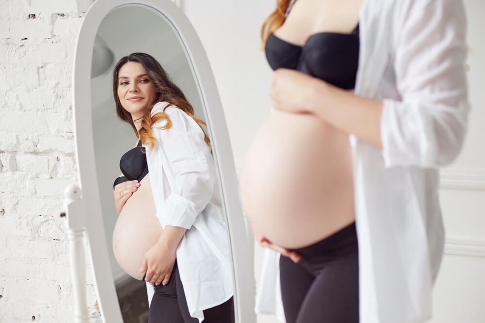 Забеременела сверху. Фотосессия беременной с зеркалом. Зеркало для беременных.